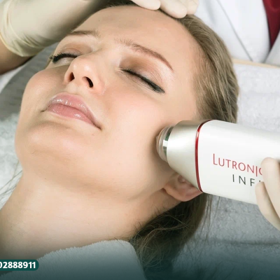 تقنيات السكارليت وانفني لتحفيز ونضارة وشد الوجه في عيادات إيتيرنال بيوتي